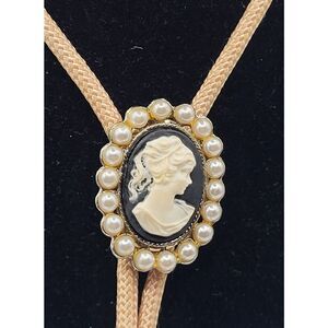 Vintage-Style Bolo Tie Cameo Pendant Imitation Pearls 32in